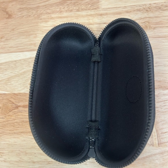 Costa Black Sunglasses Case with Vibrant Blue Cloth - Picture 4 of 4